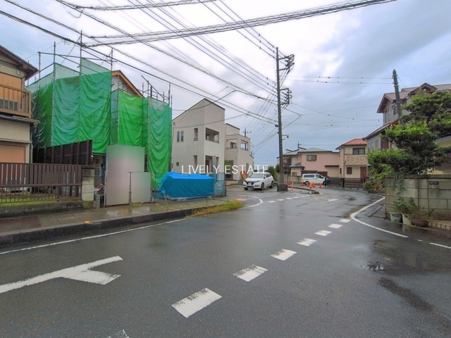 越谷市瓦曽根1丁目 新築分譲住宅の前面道路含む現地写真