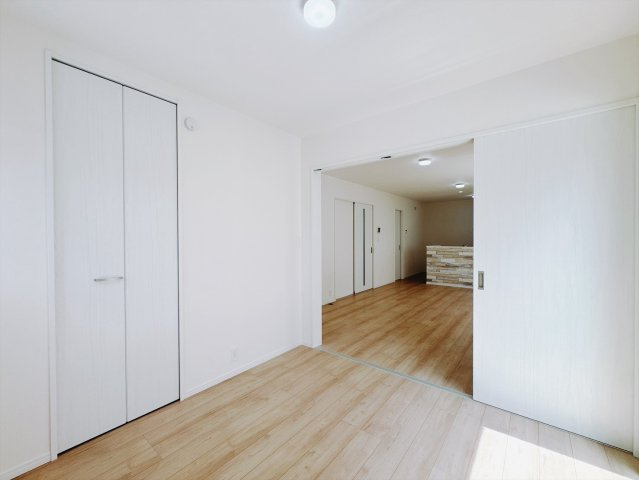 【新築戸建】渋川市石原348番の洋室|■1階洋室｜リビング横の1階洋室になります♪大きなクローゼットもついていますの、お片付けも安心です♪