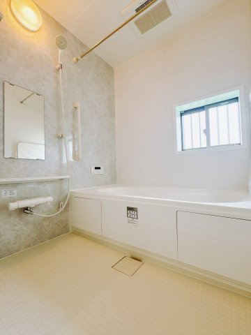 【新築戸建】渋川市石原348番の浴室|■浴室｜デザイン性に優れた浴室♪1日の疲れを癒す、ゆったりとしたバスタイムをぜひお過ごしください(*＾＾*)大きな窓付きで嬉しい♪