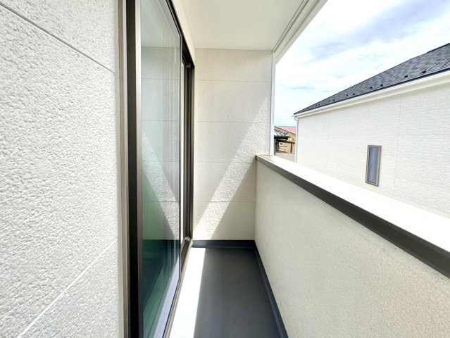 【新築戸建】渋川市石原348番のバルコニー|■バルコニー｜プライバシーが守られたインナーバルコニーは、くつろぎの空間としても、アウトドアの空間としても活躍をしてくれます。