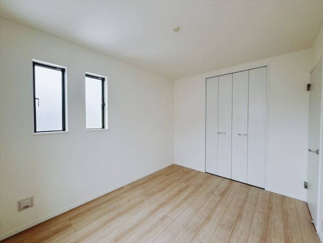 【新築戸建】渋川市石原348番の洋室|■2階洋室｜ナチュラルカラーの床です。模様替えなどとても楽しく工夫できます♪陽当たり、風通しもとても良いので毎日快適な生活スタートです！子供部屋にも良いですね♪
