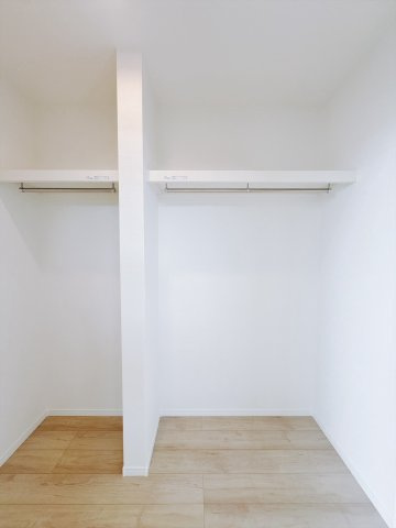 【新築戸建】渋川市石原348番の収納|■WIC｜お洋服はもちろん、使う頻度の少ない家具や小物・場所を取りがちな旅行用のスーツケースなどもしまえます。また、厚手のコートをしまっても充分な広さを堪能できるプランです♪
