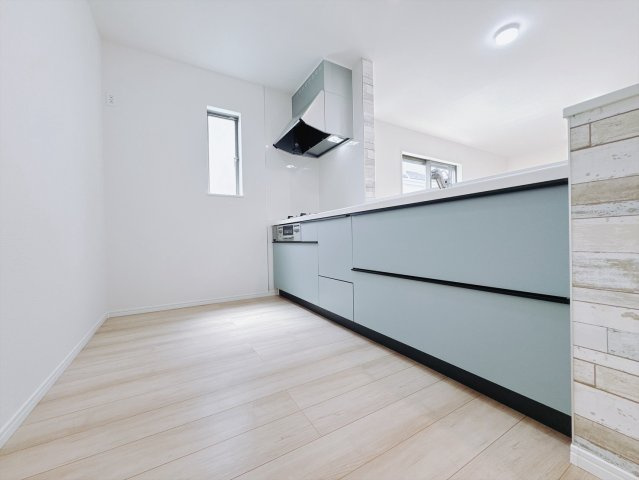 【新築戸建】渋川市石原348番のキッチン|■キッチン｜ワークトップの幅が広く、お子様といっしょにお料理をつくったり、ちょっとしたパーティーも楽しめます。フラットなのでお掃除がしやすいのもポイントです♪