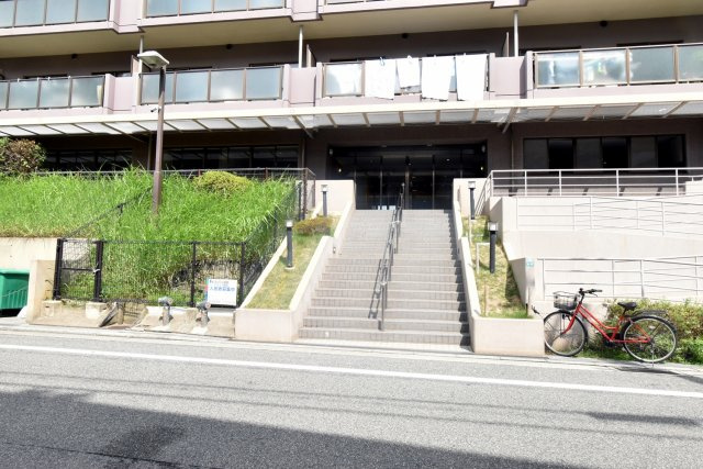 フレシア西宮のエントランス