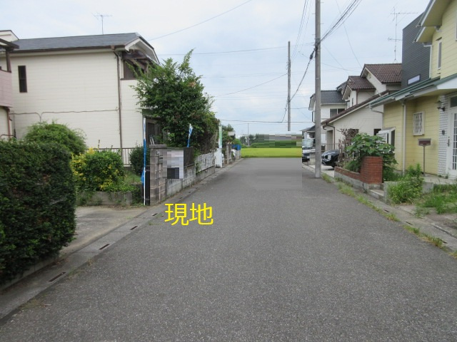中古戸建　吉見町下細谷336-8（期間限定現況販売）の前面道路含む現地写真