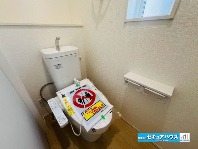 【同施工物件ご案内可能】刈谷市泉田町　全2棟の内観：施工例|【浴室】
◆アクセントパネルで落ち着きのある雰囲気を演出し、毎日の疲れを癒やすバスタイムを過ごせます。
◆窓付きで、カビの繁殖を抑える効果があります。
◆オプションでお好きなサイズの鏡を設置できます。