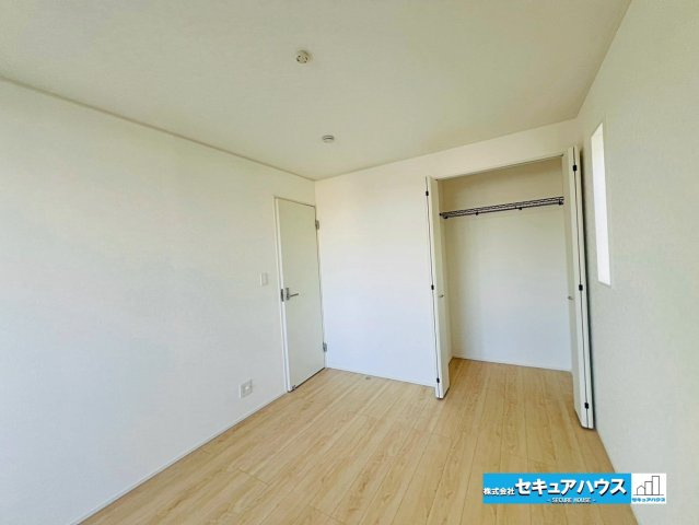 【同施工物件ご案内可能】刈谷市泉田町　全2棟の内観：施工例|【洋室】
◆広々とした居住空間は日々の暮らしを彩り、心のやすらぎと満足感を与えてくれます。通風と採光を考慮した設計は子供たちはのびのび育ち、家族でくつろぎと団らんを生み出します。　　　　　　　　　　　