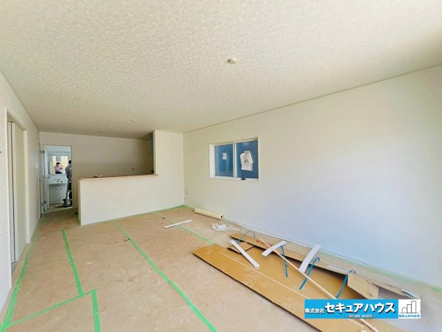 【本日ご案内可能】刈谷市泉田町　全2棟の内観：施工例|【LDKイメージ】
◆日当たりが良く温かい広々リビングは家族の団らんスペースになります。
◆クローゼット付きの収納ははティッシュボックスや掃除道具などの日用品を隠す収納ができるためとても便利です。　　