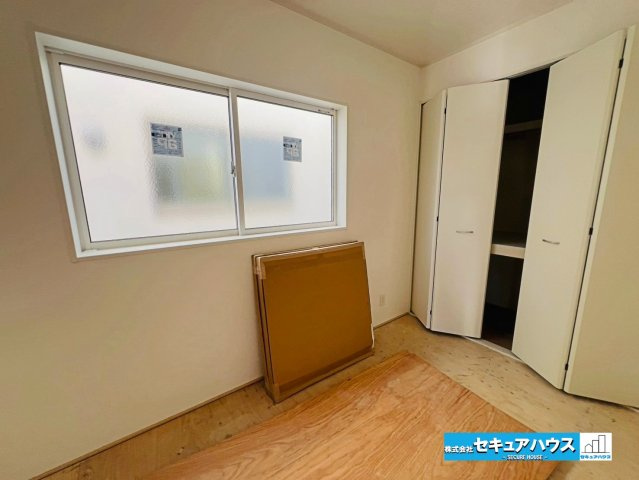 【本日ご案内可能】刈谷市泉田町　全2棟の和室|【和室】
◆リビングに続く和室は寝転がるスペースやお子様の遊び場として活躍します。扉を開ければ開放感が増し、来客時は扉を閉めて居室として利用することもできます。
◆収納付な点も嬉しいポイントです。　　