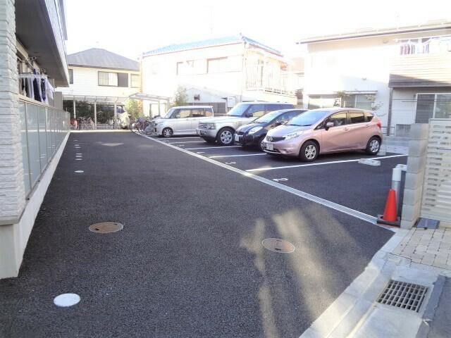 ルシェロ成城の駐車場