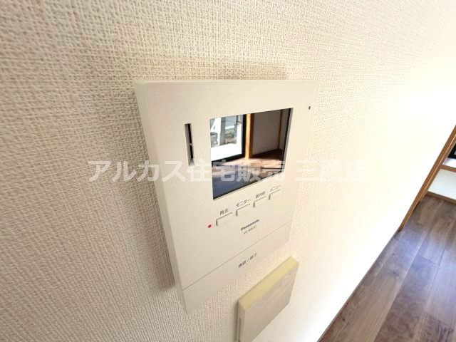 府中市紅葉丘1丁目 西武多摩川線 白糸台駅 中古戸建のセキュリティ|訪問者の顔を室内にいながらしっかり確認できる、安心のTVモニター付きインターホン。