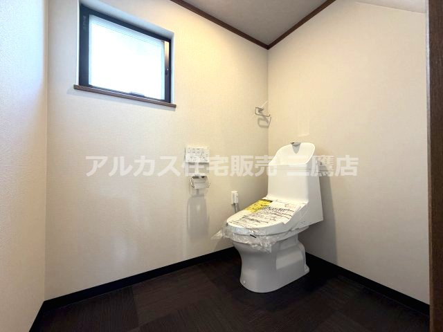 府中市紅葉丘1丁目 西武多摩川線 白糸台駅 中古戸建のトイレ|小窓からの採光で明るく、すっきりとした清潔感溢れるウォシュレット機能付きトイレ。