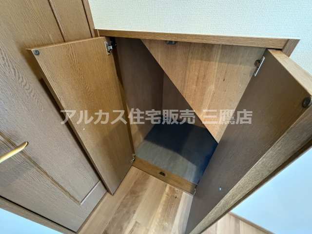 府中市紅葉丘1丁目 西武多摩川線 白糸台駅 中古戸建の収納|階段下などのデッドスペースを無駄なく活用した、掃除道具や小物の収納に都合が良い収納スペース。