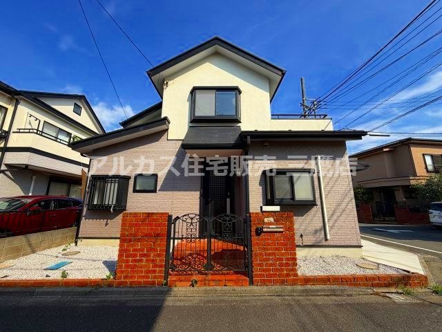 府中市紅葉丘1丁目 西武多摩川線 白糸台駅 中古戸建の外観|レンガ造りの門柱と鋳物風ゲートが印象的な、趣のある温かみ溢れる佇まい。