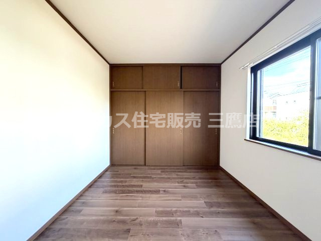 府中市紅葉丘1丁目 西武多摩川線 白糸台駅 中古戸建の洋室|壁面一杯に大きな収納を備えた、自然光が心地よく差し込む落ち着いた洋室。