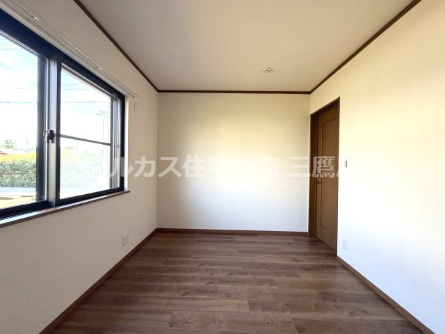 府中市紅葉丘1丁目 西武多摩川線 白糸台駅 中古戸建の洋室|温かみのあるフローリングとシンプルな壁面がマッチした、レイアウトしやすい洋室。