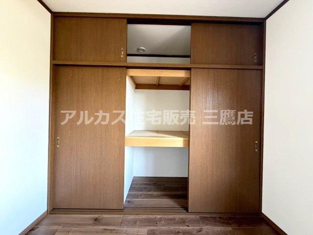 府中市紅葉丘1丁目 西武多摩川線 白糸台駅 中古戸建の収納|布団や季節物の衣類・大型用品も効率よく整理整頓できる、天袋付きの大容量押入れ収納。
