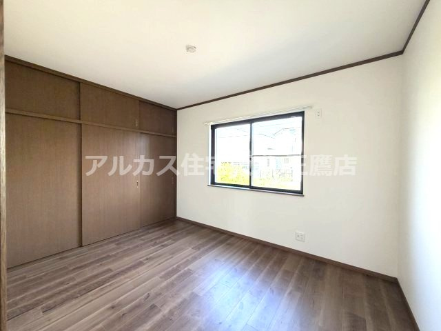 府中市紅葉丘1丁目 西武多摩川線 白糸台駅 中古戸建の洋室|十分な収納力を持ち、採光・通風にも優れた快適なプライベートルーム。