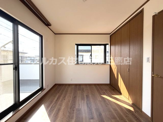 府中市紅葉丘1丁目 西武多摩川線 白糸台駅 中古戸建の洋室|2面採光で明るい日差しが差し込む、クローゼット付きの居心地が良い洋室。