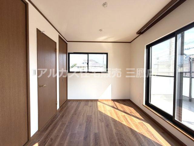 府中市紅葉丘1丁目 西武多摩川線 白糸台駅 中古戸建の洋室|バルコニーに面した大きな窓と十分な収納を備えた、風通しの良い洋室。
