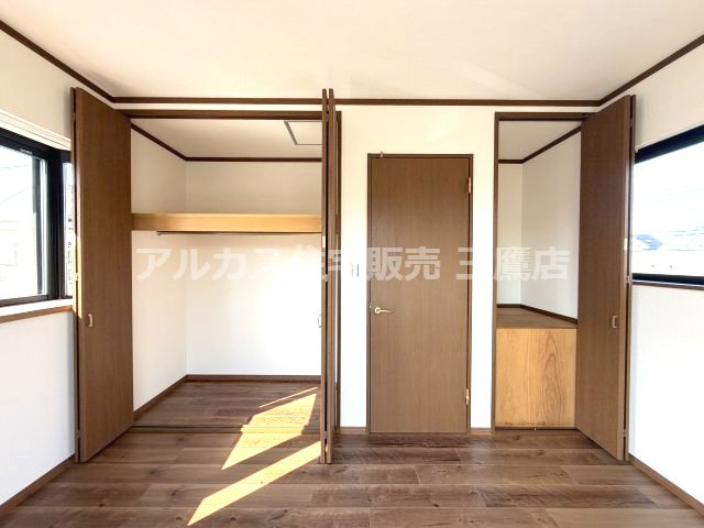 府中市紅葉丘1丁目 西武多摩川線 白糸台駅 中古戸建の収納|衣類を掛けられるハンガーパイプや棚を備え、空間を有効活用できる壁面収納。