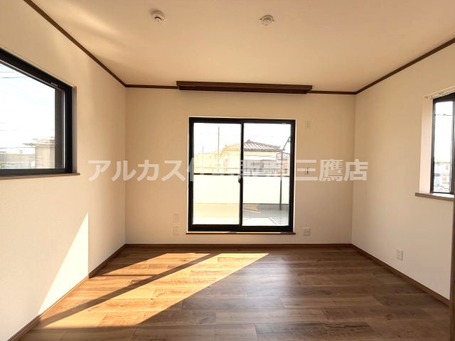 府中市紅葉丘1丁目 西武多摩川線 白糸台駅 中古戸建の洋室|3方向に窓が配され、陽当り・通風ともに良好で快適に過ごせるお部屋。