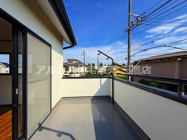 府中市紅葉丘1丁目 西武多摩川線 白糸台駅 中古戸建のバルコニー|洗濯物を干すのに十分な広さがあり、空を見渡せる爽快なバルコニー。