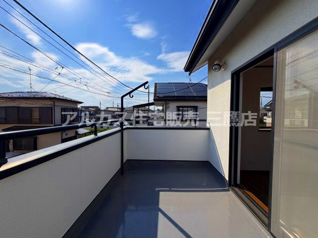 府中市紅葉丘1丁目 西武多摩川線 白糸台駅 中古戸建のバルコニー|青空が広がる心地よい眺望を楽しめる、陽当り良好な広々としたバルコニー。