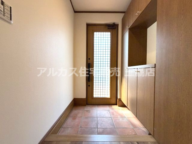 府中市紅葉丘1丁目 西武多摩川線 白糸台駅 中古戸建の玄関|採光窓からの自然光が優しく差し込む、清潔感と開放感のある玄関スペース。