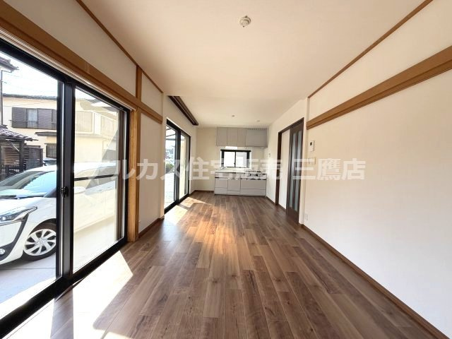府中市紅葉丘1丁目 西武多摩川線 白糸台駅 中古戸建の居間・リビング|大きな窓からあたたかな陽光が差し込む、縦の奥行きと木のぬくもりが心地よいLDK。