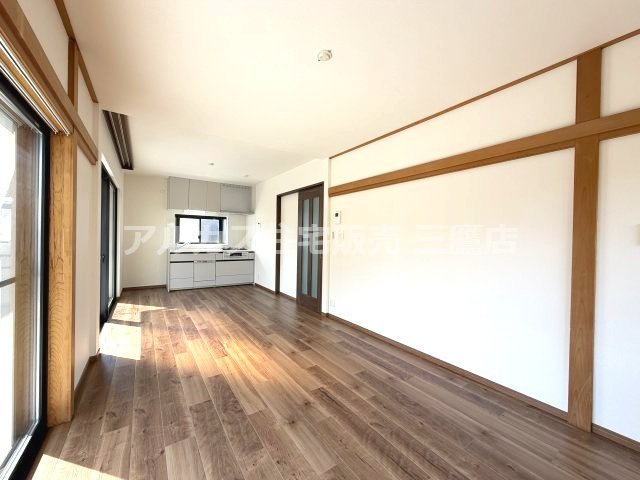 府中市紅葉丘1丁目 西武多摩川線 白糸台駅 中古戸建の居間・リビング|壁面の木枠デザインがアクセントになった、キッチンへとスムーズにつながる広々としたLDK。