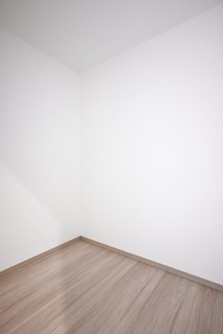 【収納】 | 太田市由良町第2期　ワイウッドコート | ２階の納戸は家族みんなの収納として季節物の家電やアウトドア用具の収納にも◎