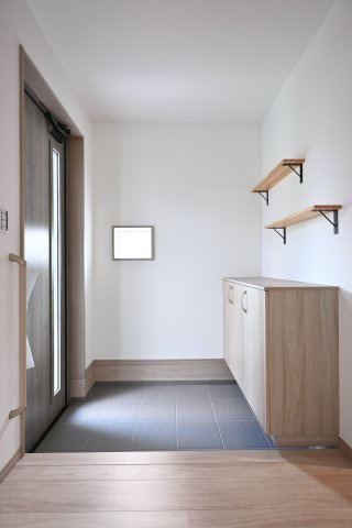 【玄関】 | 太田市由良町第2期　ワイウッドコート | 明るい玄関はシューズボックス付きでスッキリとした空間に◎