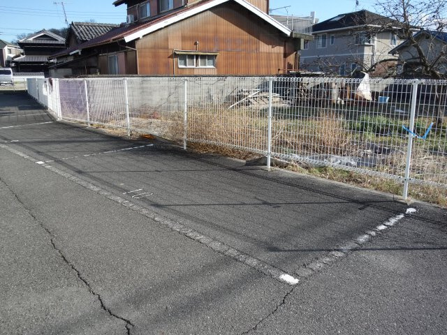 ウイングメゾンの駐車場