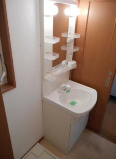 Aレガート千葉椿森A棟の洗面所