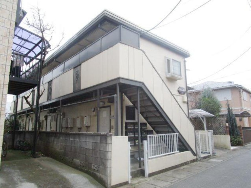 草加市旭町４丁目のアパートのエントランス