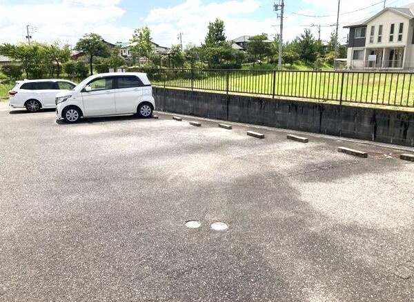 プロミネンス涼松の駐車場