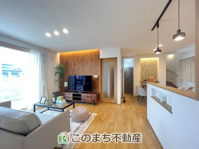 【居間・リビング】 | 小山市横倉Ⅱ期モデル | モデルハウス！！木が目を引くオシャレなリビングでくつろげますね☆