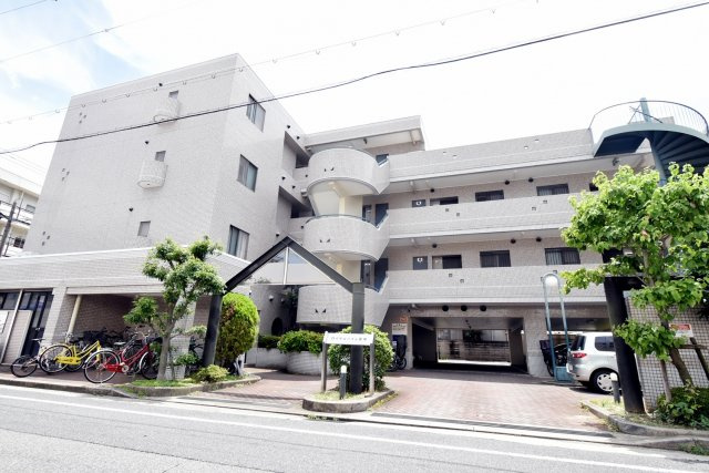ロイヤルハイム里中の外観