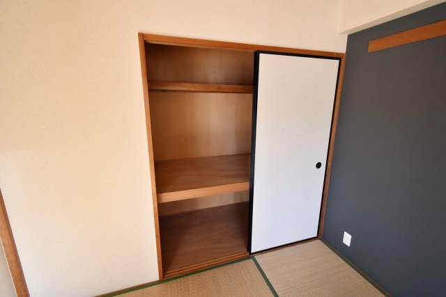 ロイヤルハイム里中の収納