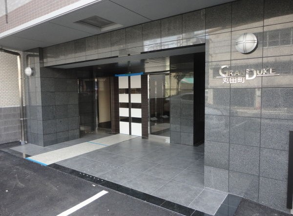 ＧＲＡＮＤＵＫＥ丸田町のエントランス