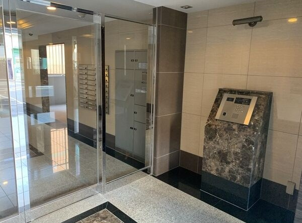 ＧＲＡＮＤＵＫＥ丸田町のエントランス