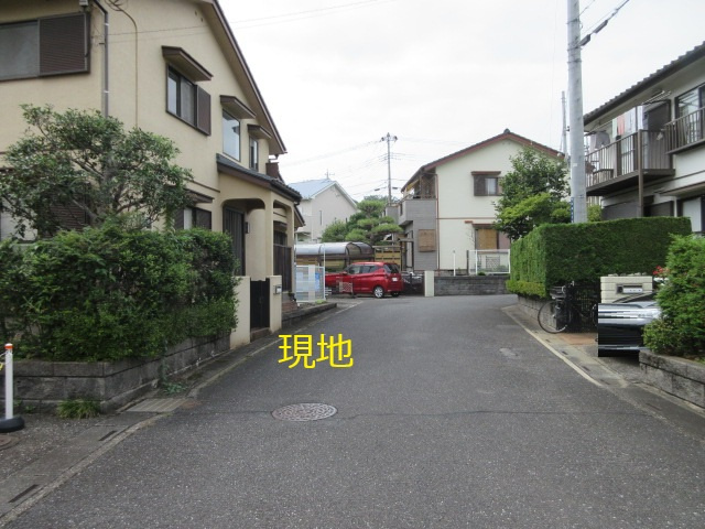 中古戸建　東松山市松風台3-26（期間限定現況販売）の前面道路含む現地写真