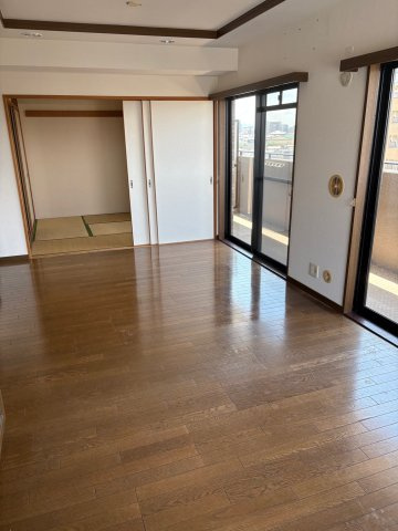 ライオンズマンション上野芝5丁の居間・リビング