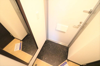 【玄関】 | レオネクスト千代川レオハイツ | 女性には嬉しい大型シューズボックス・外出前に姿見でチェック