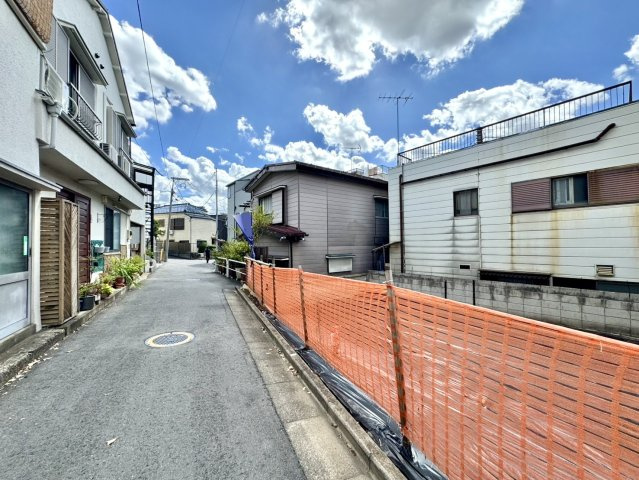 板橋区大谷口北町　間口8ｍ超×建築条件なし　限定1区画の前面道路含む現地写真|2026年8月上旬撮影