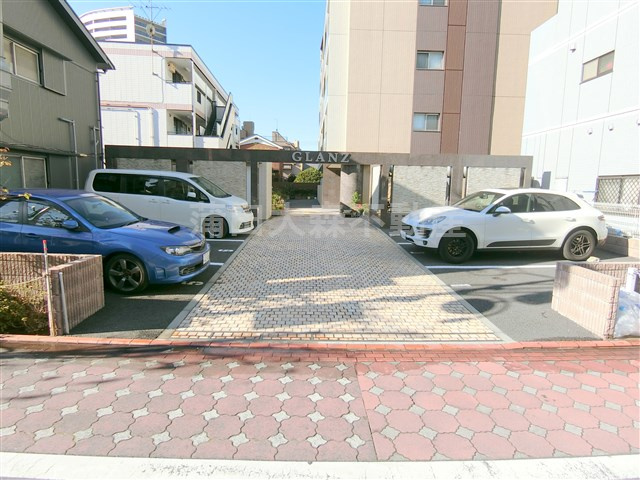 GLANZグランツの駐車場|敷地内平置き駐車場　空き状況等詳細はお問合せ下さい。