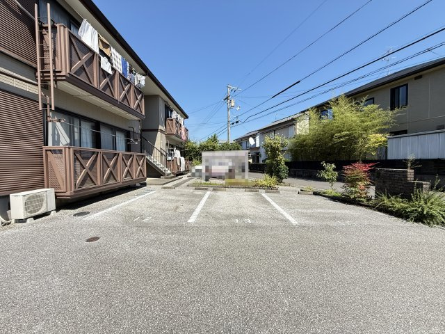 ハイツ北小松　１の駐車場