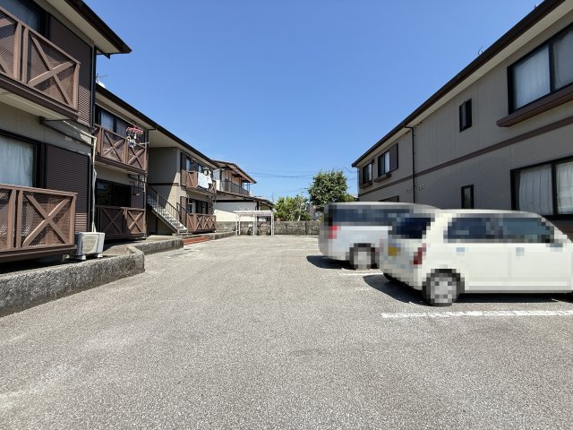 ハイツ北小松　１の駐車場