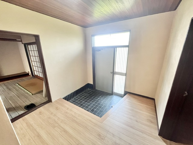 須賀１丁目貸家の玄関